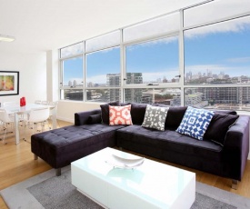 Gadigal Groove - Modern and Bright 3BR Executive Apartment in Zetland with Views