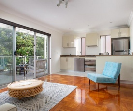 Sunlit Bondi Beach Apartment With Balcony, Parking