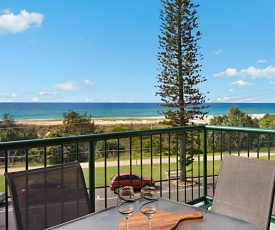 Boardwalk Pacific Unit 8 - On the Beachfront in Bilinga