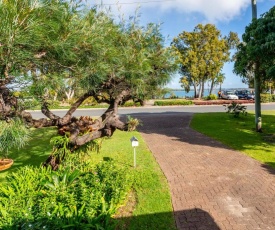 Bribie Beach House, Waterfront directly across the road - Solander Esp, Banksia Beach