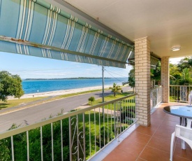 VIEWS VIEWS VIEWS! Front Top Floor Waterfront Unit - Chnook Apartments South Esp, Bongaree