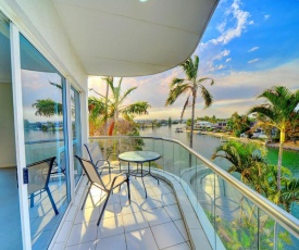 3br Broadbeach Lakefront Apartment