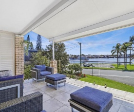 Luxury Waterfront Family Home With Private Balcony - Seconds From The Beach