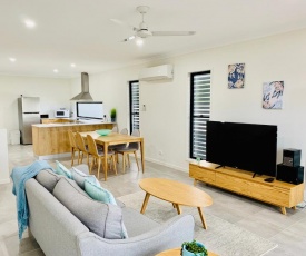 DAYDREAMING Airlie Beach, Water views & only 200m to boardwalk.