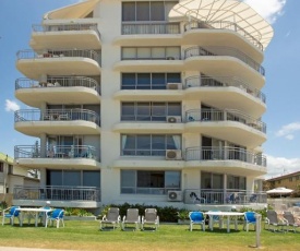 Oceanside Resort - Absolute Beachfront Apartments