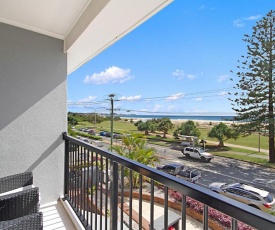 Kirra Vista Apartments Unit 18 - Right on the Beach in Kirra with free Wi-Fi