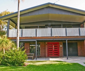 Red Door Beach House - Marcoola Beach - PET FRIENDLY, FOXTEL, WIFI, 500 BOND, Linen Supplied