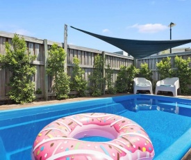 Pet Friendly, Pool and More in Maroochydore