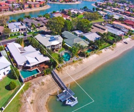 Coorumbong 16 - Five Bedroom Canal Home with Pool