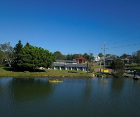 Hibiscus Lakeside Motel