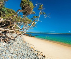 Stunning Noosa Heads Apartment With Water Views, Seconds Away From Hastings Street