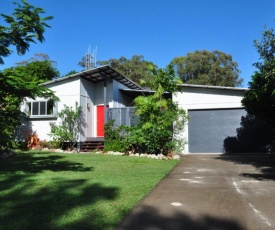 10 Double Island Drive - Modern family home, centrally located, swimming pool & outdoor area