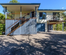 12 Ibis Court - Highset beach house with natural bushland gardens and covered decks