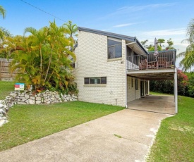 40 Rumbalara Avenue - Rainbow Beach, Entertain on the spacious verandah overlooking beautiful Rainbow Beach