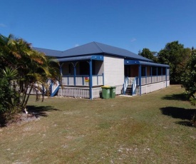 Cooloola Cottage - Rainbow Beach - Walk to everything and relax in comfort, Pet friendly too