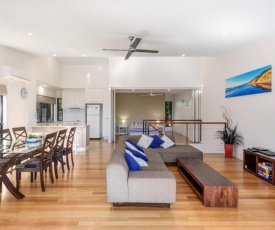 Unit 1 Rainbow Surf - Modern, two storey townhouse with large shared pool, close to beach and shop