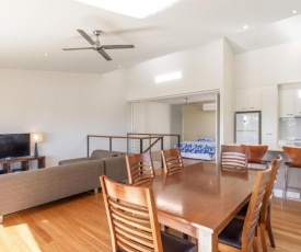 Unit 5 Rainbow Surf - Modern, double storey townhouse with large shared pool, close to beach and shop