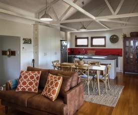 Samphire Beach House with Studio