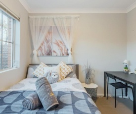 Quiet Private Room in Kingsford near UNSW, Light railway&bus 4 - ROOM ONLY