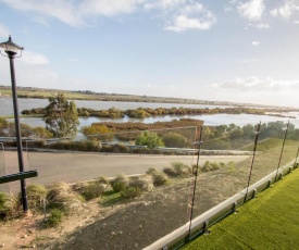 ‘Serenity’ and sweeping Murray River views