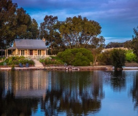 Stonewell Cottages and Vineyards