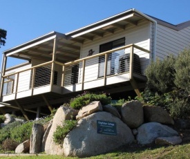 KINGFISHER COTTAGE Beachfront at the Binalong Bay