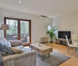 Easy Living in the Heart of Box Hill Wifi and Parking 35A