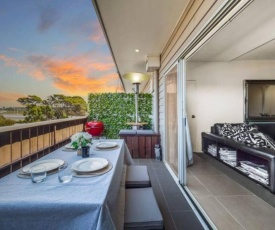 Modern 3 bedroom apartment, beach, surf & shops