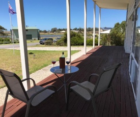 Kangaroo Pause Holiday home at Clayton Bay