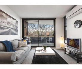 Modern 2 bed apartment in trendy Collingwood