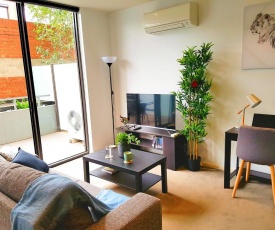 FITZROY FANTASTIC 1BR APT with FREE WINE, NETFLIX, WIFI, close to TRAMS, COLES