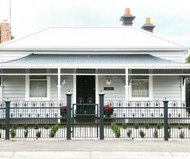 Superior Boutique Accomodation - STEPS TO PAKINGTON STREET - Fantastic Location!