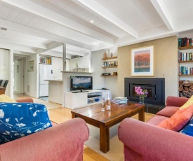 Parking, Fireplace and BBQ Deck in Chic 2-Bed House