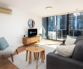 1 Bdrm Apt With Air-Con & Balcony In Melb CBD