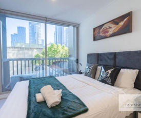 A Little Satisfaction Studio in Melbourne CBD with a balcony 5B