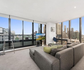 Ideal CBD Living in 2-Bed Unit with Parking and Gym