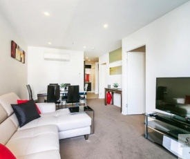 Melbourne Star - central city location - sleeps 5