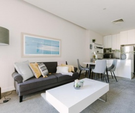 Perfect Location, Spacious 2BR Apt Near Flinders Station