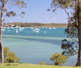 'Corlette Waterfront', 2/44 Danalene Parade - Waterfront Luxury, WIFI, Aircon, Boat Parking