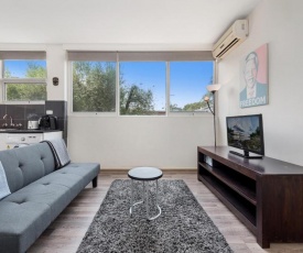 Explore Melbourne from a Convenient South Yarra Pad