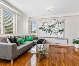 Oversized apartment close to city, parks, MCG