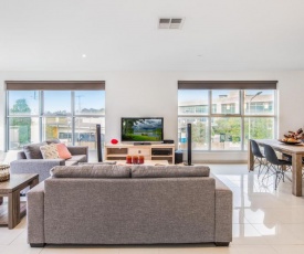 Modern Unit With Balconies Near Melbourne Airport