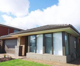 5Bed 2Bath Family House in Werribee