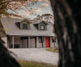 Mia Creek - Red Door Cottage