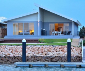 The Carnarvon Luxury Canal Home