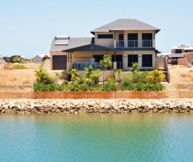 27 Corella Court - Exquisite Marina Home With a Pool and Wi-Fi