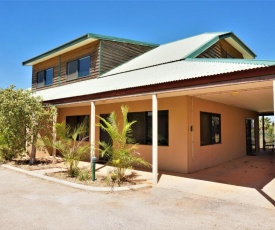 Ningaloo Breeze Villa 3 - 3 Bedroom Fully Self-Contained Holiday Accommodation