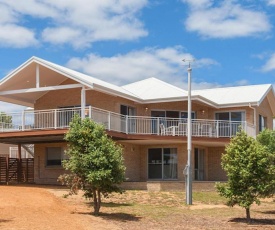 Shorelands - Iconic Renovated Home 5min Walk to Beach and Surf in Gracetown