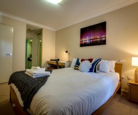 Wonderful Waldorf - big apartment - pool - tennis - foxtel