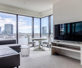 2BD Apt w Stunning Views in High Rise - Docklands